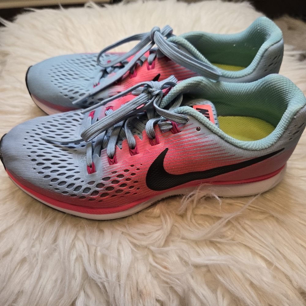 🍉 Nike Blue and Pink Athletic Shoes Size 8.5